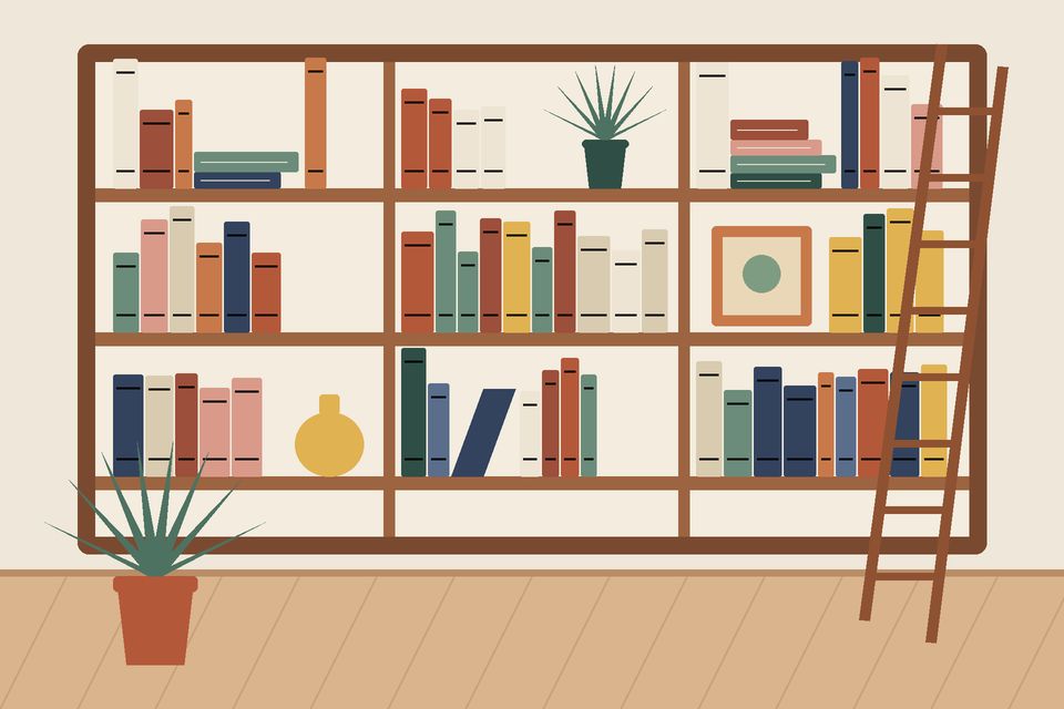 مكتبةٌ منزليّة كبيرة على رفوفها كتبٌ ونبتة وسلّم