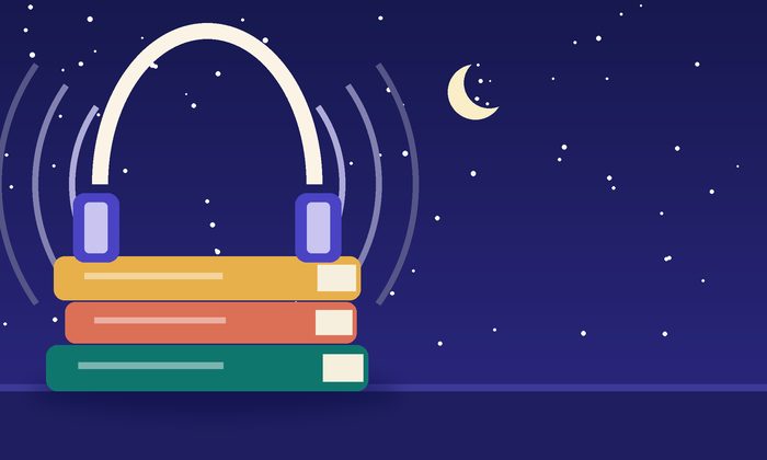 سمّاعتان فوق كتبٍ تحت سماءٍ ليليّة