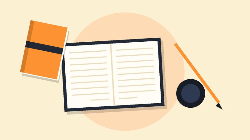 أوراقٌ مكتوبة ومحبرة وقلم على مكتب