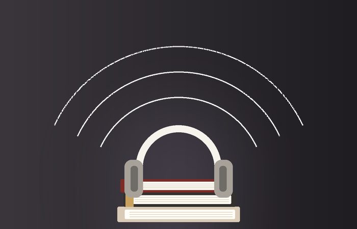 سمّاعتان فوق كومة كتب