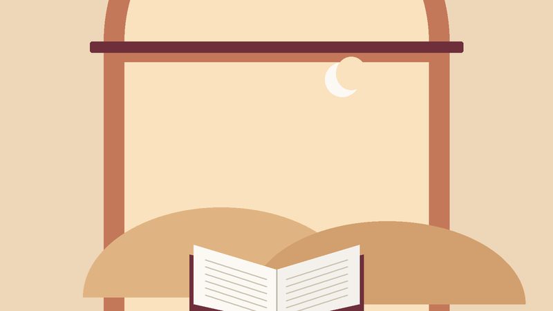 كتابٌ مفتوح أمام كثبانٍ وهلالٍ من خلف نافذةٍ مقوّسة