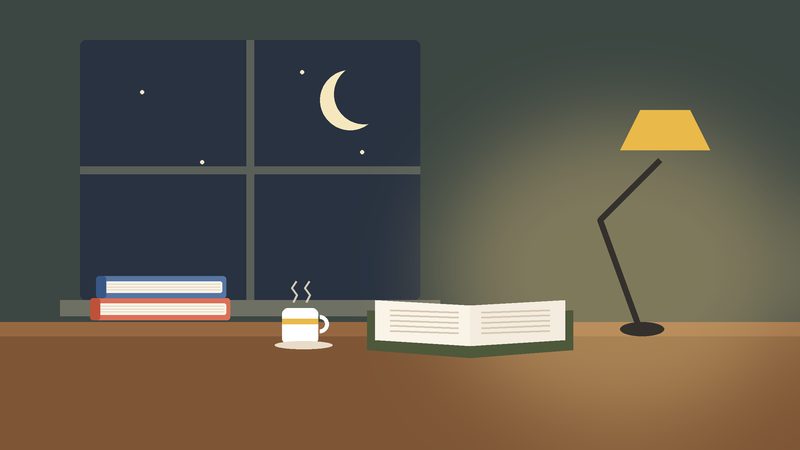 مكتبٌ ليلًا عليه كتابٌ مفتوح وكوبٌ ومصباح