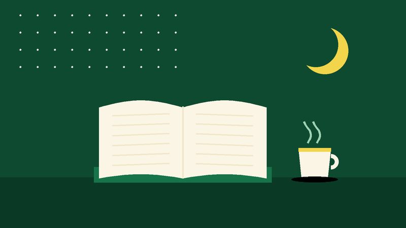 كتابٌ مفتوح وكوبٌ في ليلةٍ هادئة
